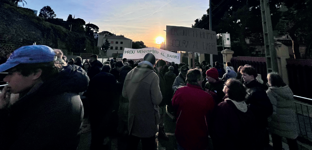 “Prou menyspreu al barri”: manifestació veïnal al Peu del Funicular